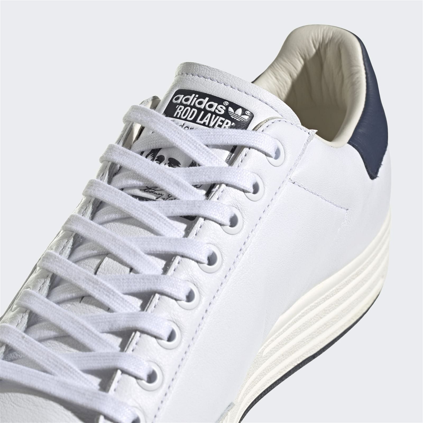 adidas Originals Unisex Rod Laver Shoes - White / Navy - ViaductClothing - -
